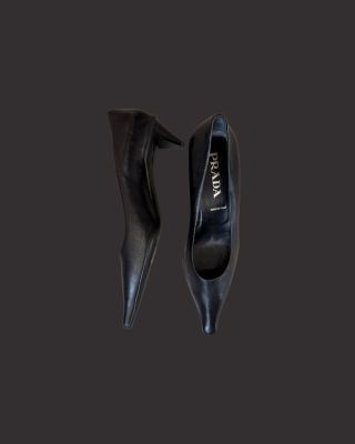 Prada or nada? 🖤 Čerstvá novinka v @taktrochujinysekac Co na ně říkáte?? Dostupné budou od 23.10. od 11h Cena 2900 Kč...