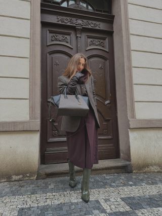 Každý kousek z dnešního outfitu už má svůj příběh — a teď může psát nový. Vybrané materiály, aktuální střihy a móda, která...